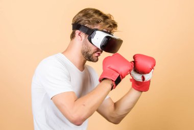 Güçlü ol. Vr gözlüklü adam. Fütüristik oyun. vr boks. gelecekteki yenilik. modern gadget. Eğitim boks oyunu. sanal gerçeklikte boks. Dijital spor başarısı. adam yeni teknoloji kullanımı