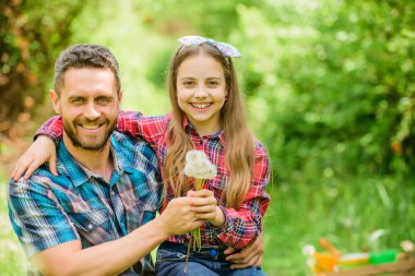 Baba ve kızı karahindiba tohumu üflüyor. Alerjilerin hayatını mahvetmesine engel ol. Mevsimsel alerji kavramı. Alerjileri yok eder. Mutlu bir aile tatili. Baba ve küçük kız yaz keyfini çıkarın