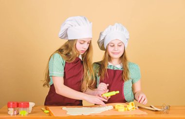 Hamur işi yapılıyor. Küçük çocuklar ev pişmiş yemek için hamur haddeleme. Küçük kızlar mutfakta pişmiş rulo hazırlıyorlar. Taze pişmiş ekmek tadı