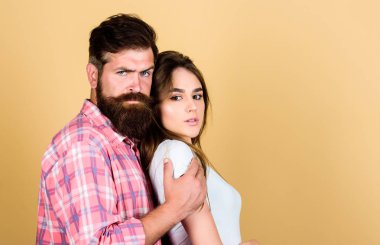 Aşk zamanı. aşık çift. kız ile sakallı adam hipster. kuaför ve berber konsepti. erkek ve kadın moda. sevgililer günü. seksi kadın ve sakallı vahşi adam. tutku çift. kopyalama alanı