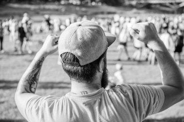 Açık hava konseri. Şimdi bilet ayırt. Erken kuş satışı. Müzik festivali. Eğlence konsepti. Yaz festivalini ziyaret edin. Adam tatil veya festival kutlamak. Yaz festivali. Adam kalabalığın önünde hipster sakallı