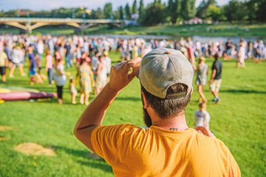 Tatil zamanı. Beyaz adam tatil veya tatil sırasında doğada rahatlatıcı. Tatilinde aktif bir istirahat alan özgür bir adam. Hipster yaz tatili veya hafta sonu zevk