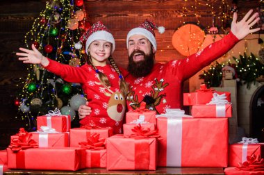 Mutlu tatiller ve müreffeh bir yeni yıl dileğiyle. Baba ve çocuk Noel hediyeleri ile gülümseyerek mutlu. Mutlu aile yeni yıl ve Noel kutlamak. Baba ve kızı xmas tadını çıkarın. Yeni Yılınız Kutlu Olsun