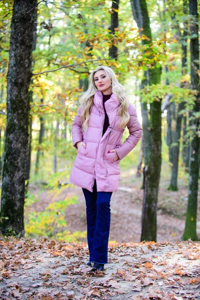 재킷은 모두가 가져야합니다. 최고의 퍼퍼 코트를 구입합니다. 스타처럼 퍼퍼 재킷을 바위하는 방법. 퍼퍼 패션 컨셉. 여자는 따뜻한 핑크 재킷을 착용. 가을 숲에서 소녀 유행 금발 산책 — 스톡 사진