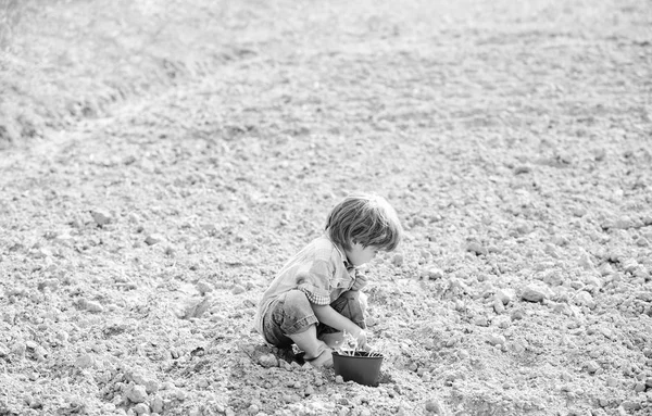 Agriculture et agriculture. Jour de la Terre. sols et engrais. ferme d'été. jardinier enfant heureux. village de printemps. écologie et protection de l'environnement. petit enfant plantant une fleur. J'adore jardiner. — Photo