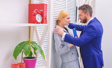 Sosyal protesto. İğrenç suratlı kadın. Kadına Yönelik Şiddeti Durdurun.