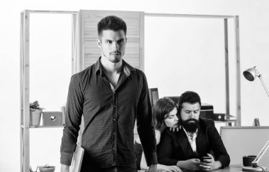 İş arkadaşları iş görevlerini çözme iletişim kurar. Birlikte çalışıyoruz. Süreci yönetme. Çoğunlukla erkek işyerinde çalışan kadın. Erkek iş arkadaşlarıyla çalışan kadın çekici bir kadın. Ofis kolektif kavramı