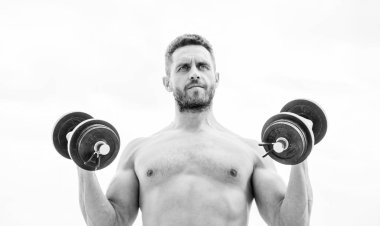 Harika olmaya cesaret edin. Dambılla egzersiz icra eden kaslı bir adam. Halter egzersizi. Sporcu güçlü pazı triceps. Jimnastik egzersizi. Egzersiz fitness sporu. Egzersiz konsepti. Sağlıklı bir vücutta sağlıklı bir zihin