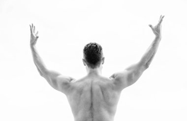Başarıyı kutlayan adam. Bodybuilder güçlü kas vücut güçlü ve üstün arka görünüm hissi. Başarıya ulaşmak. Harika bir şekil. Başarılı atlet. Zafer ve başarı. Şampiyon ve kazanan kavramı
