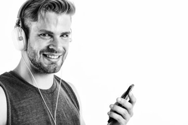 Müziğin net sesi için mükemmeldir. ebook ve online eğitim. müzik eğitimi. seksi kaslı adam ebook dinle. kulaklıklı adam beyaz izole. e kitap. traşsız adam çalışma satır içinde