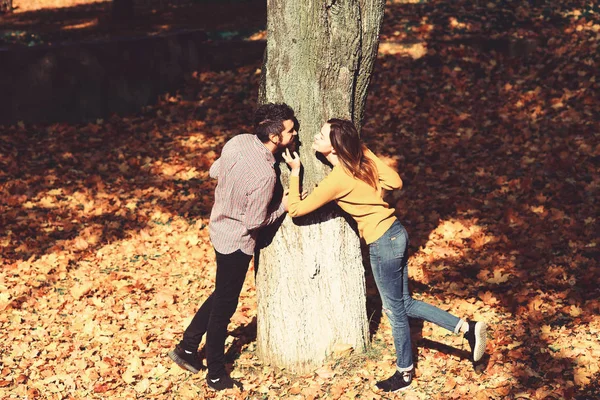 Ragazza e barbuto ragazzo o amanti felici sulla data bacio — Foto Stock