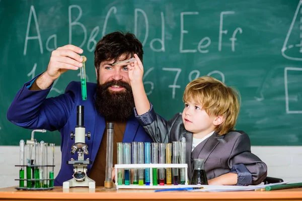 Lernen und wachsen. Getherweisheit. zurück zur Schule. Kolben in der Hand mit Reagenzgläsern. Schulungsraum mit Tafel. Kleiner Junge mit Lehrer. Sohn und Vater in der Schule — Stockfoto