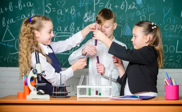 小孩子科学。用显微镜进行生物学实验。实验室里的女孩和男孩化学科学。在学校实验室里学习化学的小孩。对自己的知识充满信心 — 图库照片