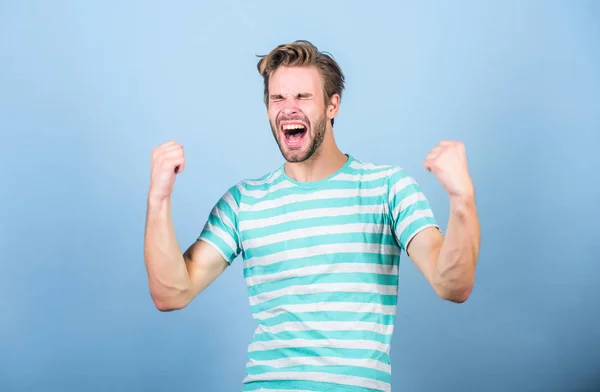 Sorriso alegre. Ri-te. Modelo de moda tipo sorridente. Expressão facial sorridente. Bom humor. Conceito de emoções positivas. Homem bonito hipster cerdas pêlos faciais sorridente rosto feliz. Felicidade e alegria — Fotografia de Stock