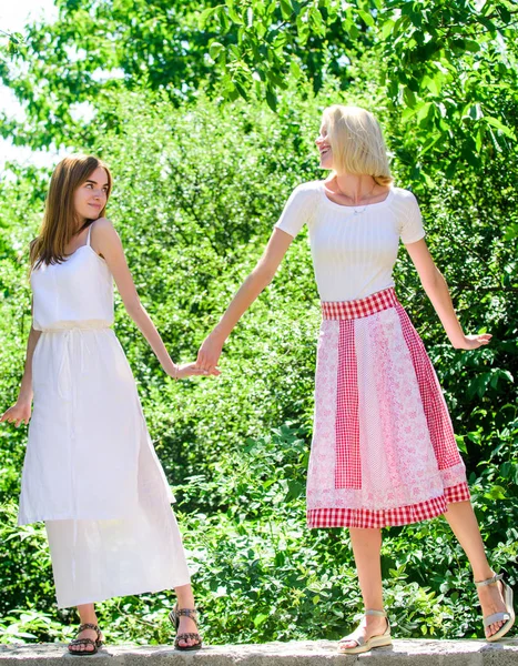 Freundschaftliche Beziehungen. Sommerpause. Mädchen Freunde Sommerkleid Outfit Natur Hintergrund. Sommerurlaub und entspannen. Freundschaftskonzept. Offenbarung und Aufrichtigkeit. Unbekümmerte Jugendfreunde hängen draußen herum — Stockfoto