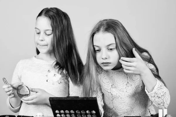 Entdecken Sie Mamas Kosmetiktaschen-Konzept. Salon und Schönheitsbehandlung. Kinder kleine Mädchen schminken Gesicht. Schminkladen. Experimentieren mit Stil. Kreativität ist das beste Make-up. Schminke die Schule. Make-up-Kunst — Stockfoto