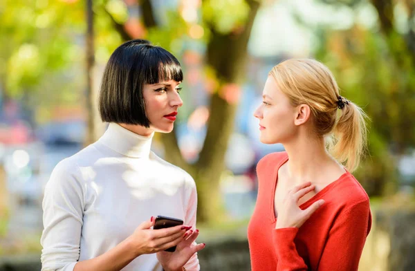 La rivalità femminile. Problemi di amicizia rivalità e gelosia. Belle ragazze amiche sorelle. Contatto visivo. Le donne si guardano con attenzione. Rivalità e leadership. Bionda bruna concorrenti — Foto Stock