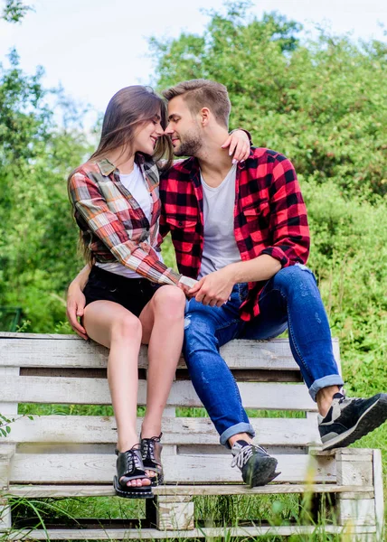 Los jóvenes pasan el rato. Novio y novia enamorados. Concepto de amor y romance. Fin de semana familiar. Una cita romántica en el parque. Un par de enamorados se sientan en el banco. Vacaciones de verano. Disfrutando de un buen fin de semana juntos —  Fotos de Stock