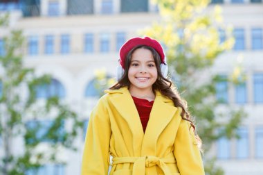 Hayallerini raftan kaldır. Kulaklıklı kız. Online eğitim. Müzik aşığı. Kitap teknolojisi. Fransız bereli Parisli bir kız. Sonbahar modası. Okul sonbahar sezonu. kız çocuk dinle ses kitabı