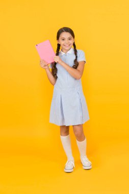 Bilgi kaynağı. Gayrı resmi eğitim kavramı. Edebiyat kulübüne katıl. Okul eğitimi. Yapılandırılmış müfredat dışında eğitim. Çocuk mutlu kız kitap tutun eğitim keyfini çıkarın. Okul kütüphanesi kavramı