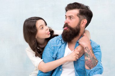 Dostane ilişkiler. Babalar günü konsepti. Sevimli baba ve sevimli çocuk. Aile kucaklaşması. Baba ve kızı sarılmak ışık arka plan. Baba kız ilişkilerini güçlendirmek. Çocuk ve baba en iyi arkadaşlar