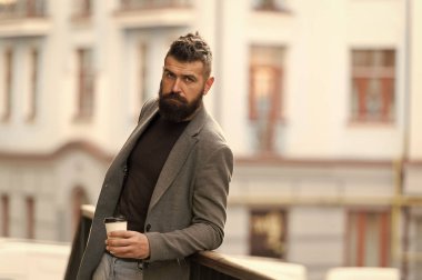 Gün kahve içmek için iyi bir zaman. Hippi şehirde yürüyüş yeniden kullanılabilir kağıt bardak ile. Sabah kahve zevk adam sakallı. Paket servisi olan restoran kahve tutan hippi tarzı iş adamı. Kahve tiryakisi