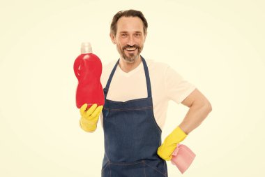 Olgun ve deneyimli. Lastik eldivenler içinde çamaşır deterjanı tutan olgun ev işçisi. Olgun erkek ev aklama ile meşgul. Olgun adam yıkamaya hazır. Yaşlı ev yardımcı