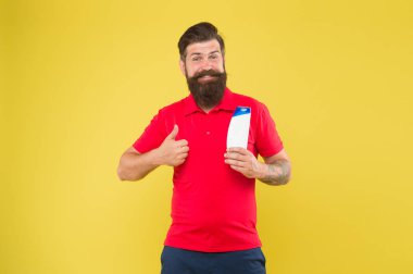 Sadece dene. Ekstra hacimli şampuan. Adam yakışıklı sakallı berber şişe şampuan duş jeli tutun. Erkekler için şampuan kremi. Kozmetik plastik konteyner. Berber salonu. Kuaför berber konsepti