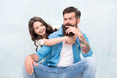 Baba kız ilişkilerini güçlendirmek. Çocuk ve baba en iyi arkadaşlar. Dostane ilişkiler. Babalar günü konsepti. Sevimli baba ve sevimli çocuk. Aile kucaklaşması. Baba ve kızı sarılmak ışık arka plan