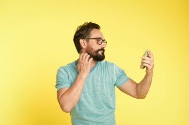 Sakallı yakışıklı tutun şişe parfüm dostum. Parfüm ruh artırılması olduğunu. Nasıl fırsat göre erkekler için parfüm seçin. Emin koku taze gün boyunca olun. Şaşırtıcı parfüm kullanmanın yararları