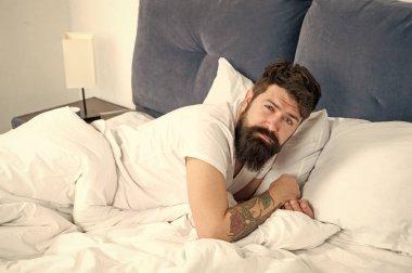 Yatakta yatan adam rahatla ve uykuya çalışın. Gevşeme teknikleri. Uyku ve uyanıklık ihlali. Biraz dinlenmeye ihtiyacım var. Uyku bozuklukları kavramı. Adam sakallı hippi uyku ile ilgili sorunlar yaşıyorsanız