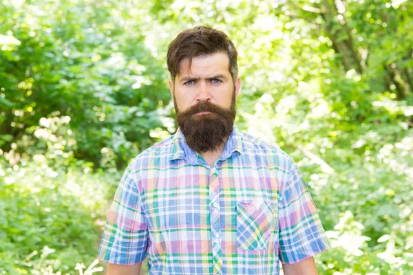 Brutális stílusú trendek. Bearded ember brutális pillantást a természeti táj. Kaukázusi fickó, hosszú brutális szakáll és bajusz a nyári természet. Brutális csípő viselése alkalmi stílusban kültéri — Stock Fotó