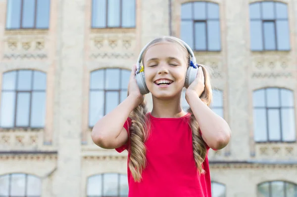 Futuro cantor famoso. Inspirado pela música. Menina ouvindo música gadget moderno. Miúdo giro com auscultadores sem fios. Auscultadores estéreos. Criança adorável usando tecnologia moderna. Criança moderna. Som perfeito — Fotografia de Stock