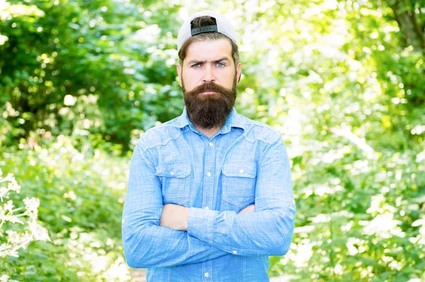 Proteja a natureza eco movimento. Conceito de estilo de vida ecológico. Explore a atividade da natureza. Salvar ambiente. Eco activista. Homem bonito barbudo na floresta ensolarada. Unidos com o ambiente. Vai verde pensa fresco — Fotografia de Stock