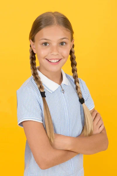 Lehet divatos. kis lány retro egységes. régi iskola divat. vissza az iskolába. boldog szépség a sárga háttér. boldog gyermekkorban. haj-egészségügyi koncepció. lány, hosszú haja. okos lány Vintage ruhában — Stock Fotó