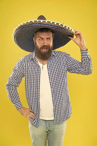 Parece fixe. Ele está apaixonado pelo estilo mexicano. Hipster em chapéu de aba larga. Homem mexicano a usar sombrero. Homem barbudo de chapéu mexicano. Acessório de moda tradicional para festa de fantasia mexicana — Fotografia de Stock