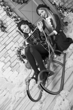 Xmas önce sabah. Küçük kızları atlı kızak. Yeni Yılınız Kutlu Olsun. Kış. Xmas online alışveriş. Aile tatili. Noel ağacı ve hediyeler. Çocuk tatil keyfini çıkarın. Mutlu ol