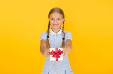 Doğum günün kutlu olsun. Bilgi günü. Sana hediye veren liseli kız. Düzenli sevimli öğrenci açık hediye kutusu. Yetenekli çocuklar için eğitim programı. Cömertlik kavramı. Tatil kutlaması. Kız hediye aldı