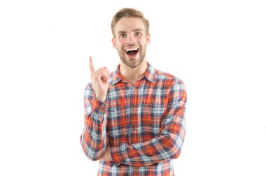 Harika bir fikir. Harika bir fikir. Yakışıklı, gülümseyen adam parmağını kaldırıyor ve izole edilmiş beyaz arka plana bakıyor. Sakallı, neşeli, taze bir fikir. Fikirlerin doğuşu. İlham ve motivasyon