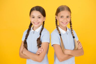 Okula geri dön. pigtails ile mutlu güzellik. mutlu çocukluk. esmer ve sarı saçlı. kardeşlik kavramı. En iyi dostlar. vintage tarzı. Retro üniformalı küçük kızlar. eski okul moda. moda modeli