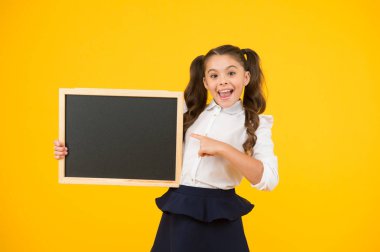 Bilgiye bak. Küçük çocuk sarı arka plan hakkında bilgi için boş tahtaişaret. Okul bilgileri için düzenli tebeşir tahtası olan küçük bir kız. Sizin için bilgi, kopyalama alanı