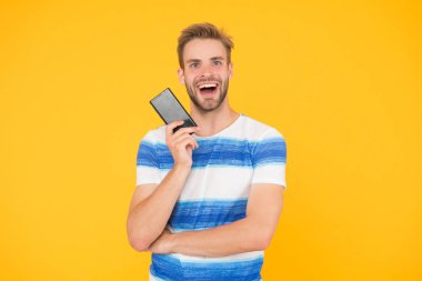 Dijital dünyaya katıl. Uygulamayı indir. Adam akıllı telefonu tutuyor. Adam akıllı telefon ekranını gösteren mutlu bir gülücük. Akıllı telefon için başvuru yapmayı dene. Mobil iletişim. Mobil operatör tarifesi