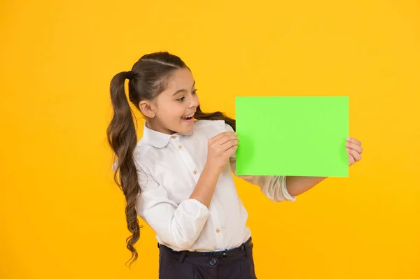 Retour à l'école. Affiche d'écolière. Écolière tenir affiche copie espace. Nouvelles promotion de l'information. Changements à venir. Prochain événement. Regarde là. Fille uniforme scolaire tenir affiche — Photo