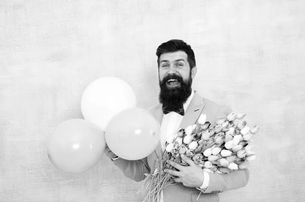 It is spring time. womens day. Formal mature businessman love date with flowers. Happy Birthday. bearded man in bow tie with tulip flowers. spring bouquet. 8 of march. bride groom at wedding party — Stock Photo, Image