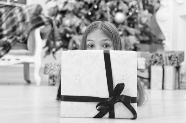 Пусть ваше Рождество будет наполнено радостным шумом. Xmas online shopping. Семейный праздник. Рождественская елка и подарки. С Новым годом. Зима. Утром перед Рождеством. Маленькая девочка. Дети наслаждаются отдыхом — стоковое фото