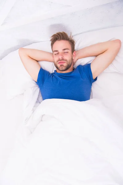 Knap en slaperig. Sexy man die in bed slaapt. Ontspannende man in de slaapkamer. Aantrekkelijke alleenstaande man die kalm en ontspannen is. Kaukasische jongeman in de ochtend — Stockfoto