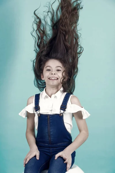 Sorrindo menina bonita com cabelo morena voadora — Fotografia de Stock