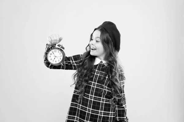 Programação e timing. Menina com despertador. Preparar despertador. Criança menina segurar relógio vermelho. Está na hora. Sempre a horas. Nunca é tarde demais. Defina seu próprio ritmo de vida. Happy hours conceito — Fotografia de Stock