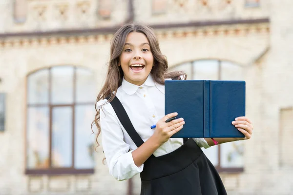 Cada aluno importa, cada momento conta. Conceito de educação escolar. Ter conhecimento necessário. Dia do conhecimento. Bonito livro infantil sorridente. Estudante adorável menina da escola. Conhecimento exigido — Fotografia de Stock