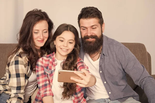 Családi selfie. Család együtt tölteni a hétvégét. Smartphone segítségével selfie. Barátságos családi szórakozás együtt. Anya apa és lánya bágyasztó-on dívány. Családi fotó pózol. Elfog boldog pillanatok — Stock Fotó